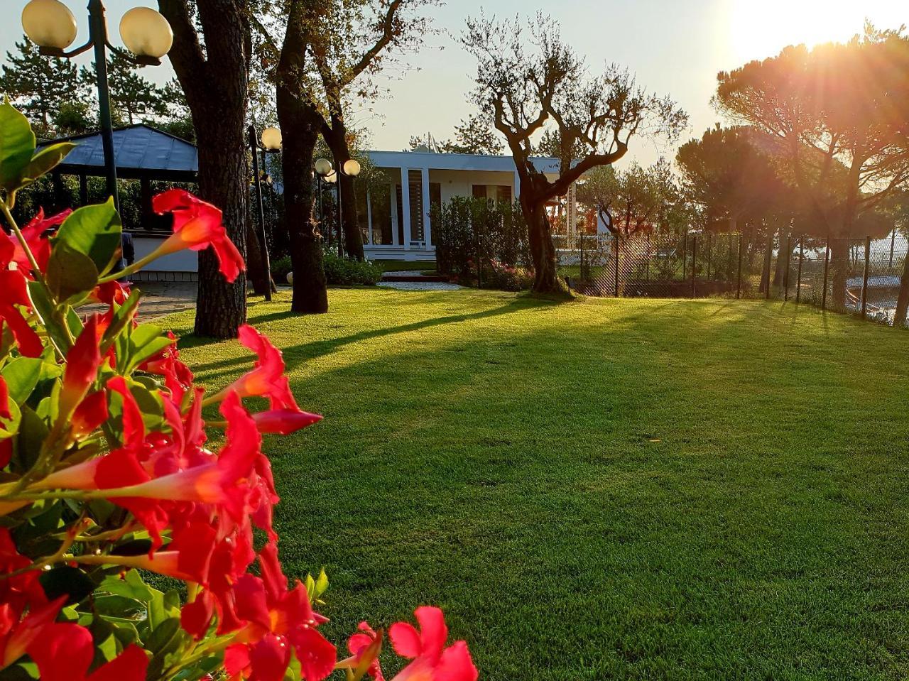 Hotel Villaggio La Pescaccia 2*